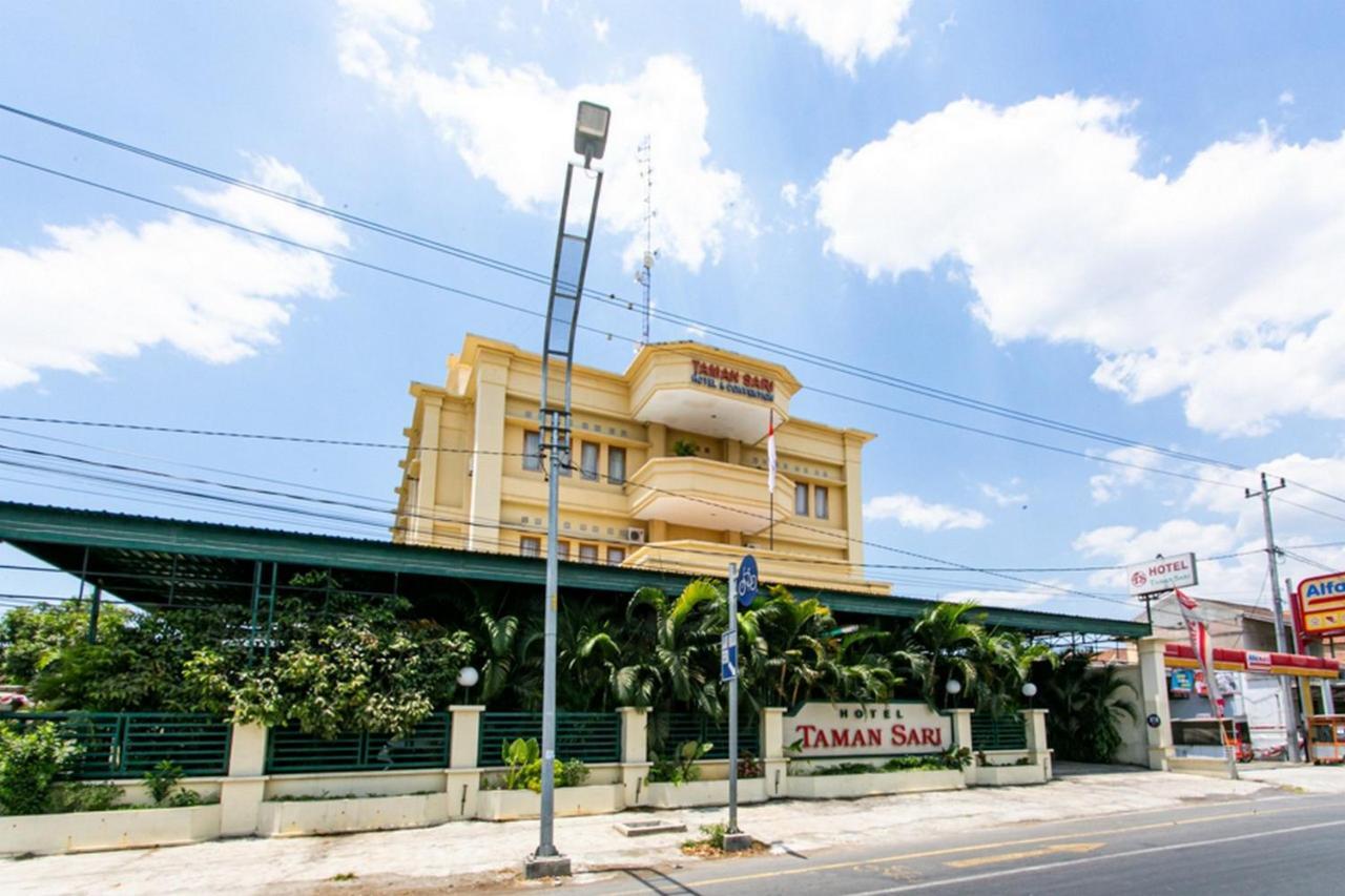 Reddoorz Plus Near Alun Alun Karanganyar Solo Zewnętrze zdjęcie