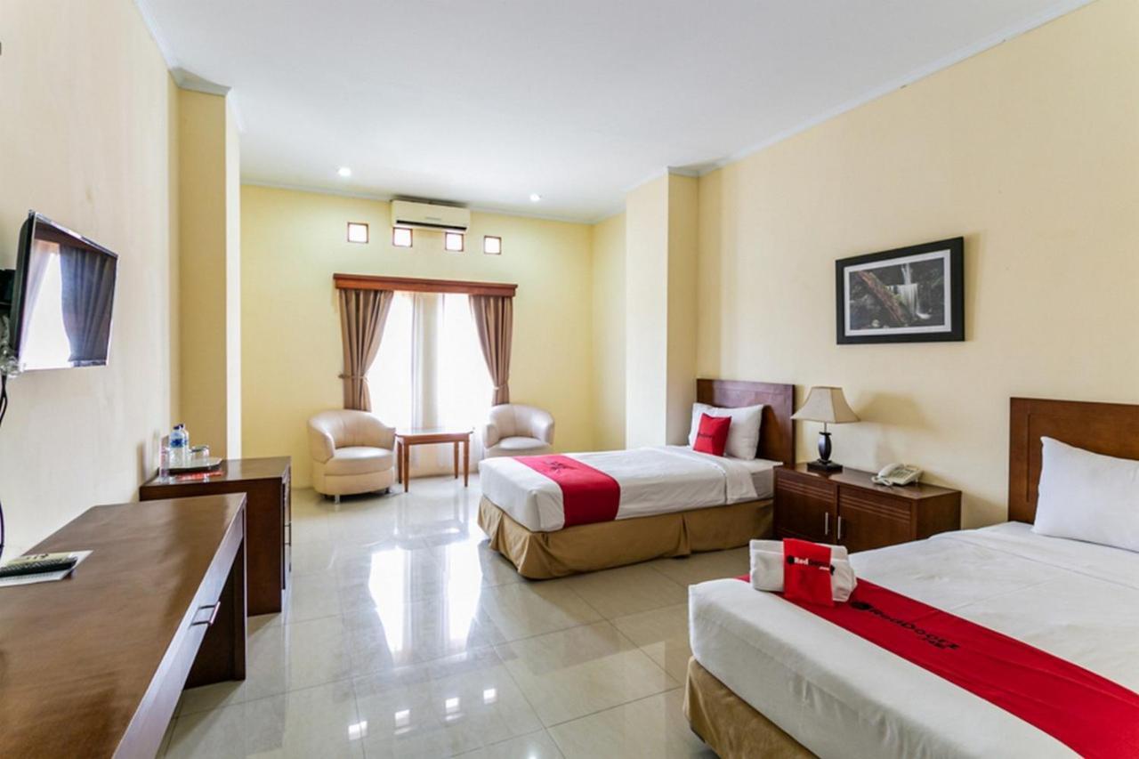 Reddoorz Plus Near Alun Alun Karanganyar Solo Zewnętrze zdjęcie
