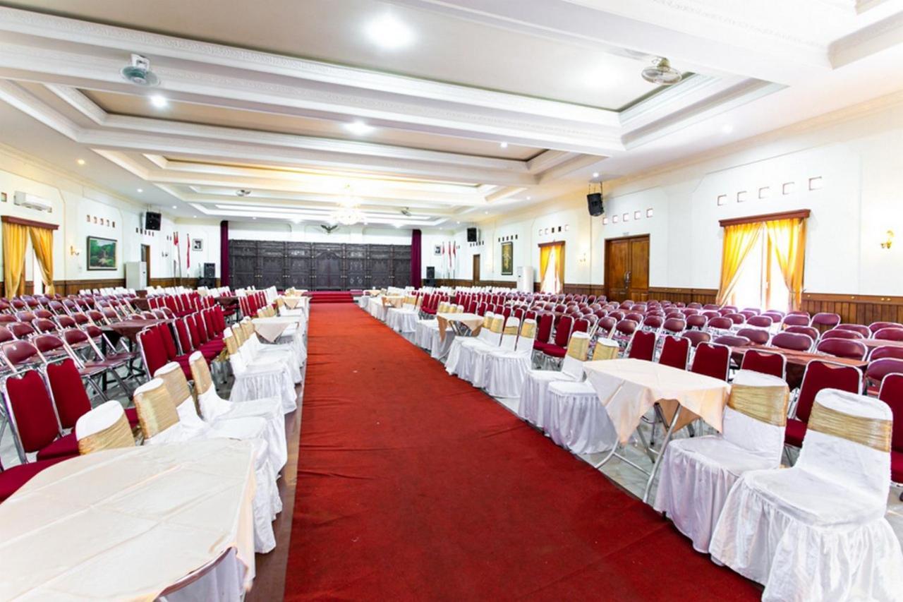 Reddoorz Plus Near Alun Alun Karanganyar Solo Zewnętrze zdjęcie